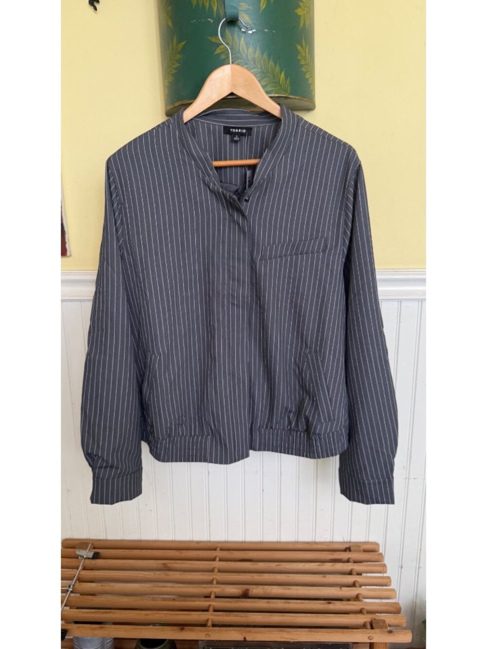 Torrid NWT 1X Pinstripe Bomber Jacket 1X Gray Lightweight Front Pockets Elastic